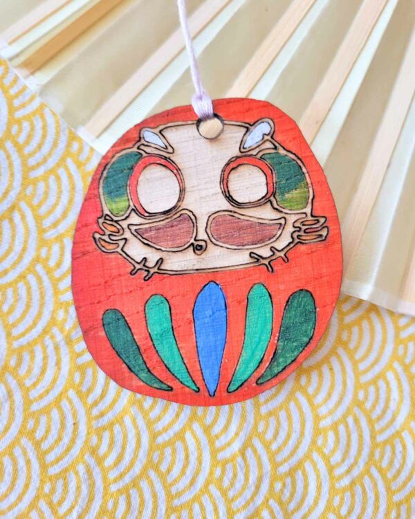 suspension bois Daruma doux rouge 2-2