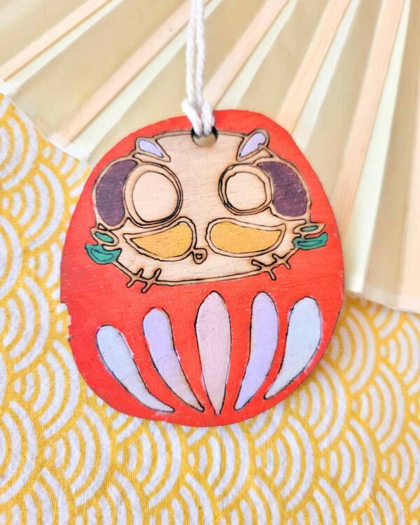 suspension bois Daruma doux rouge 3-2