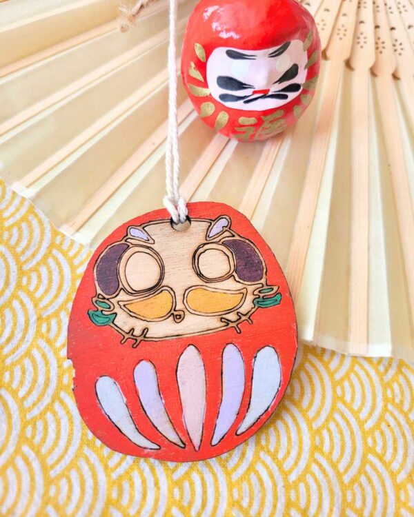 suspension bois Daruma doux rouge 3