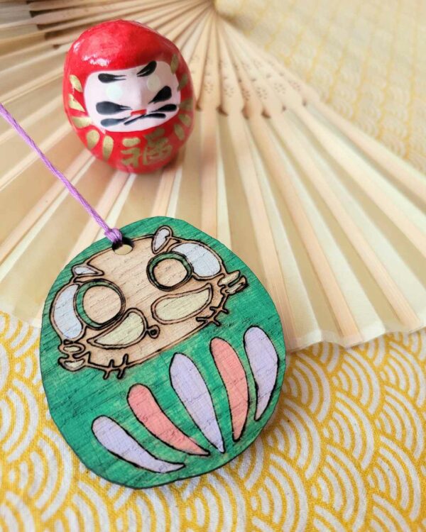suspension bois Daruma doux vert 1