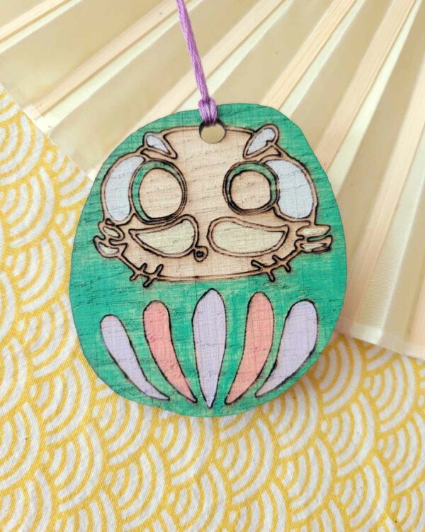 suspension bois Daruma doux vert 1-2
