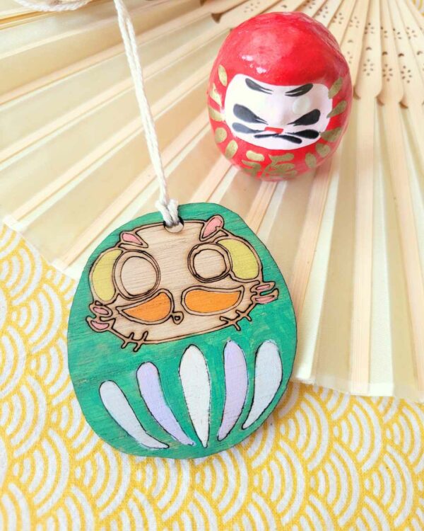 suspension bois Daruma doux vert 2
