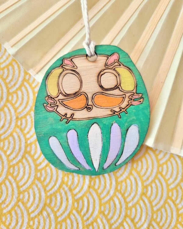 suspension bois Daruma doux vert 2-2