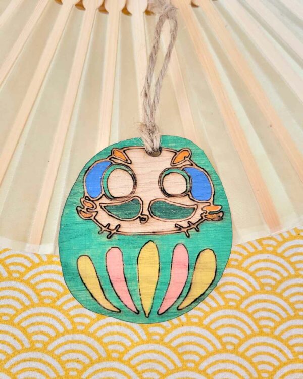 suspension bois Daruma doux vert 3-2