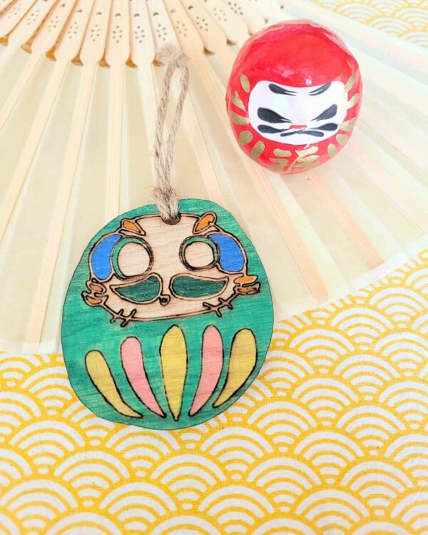 suspension bois Daruma doux vert 3