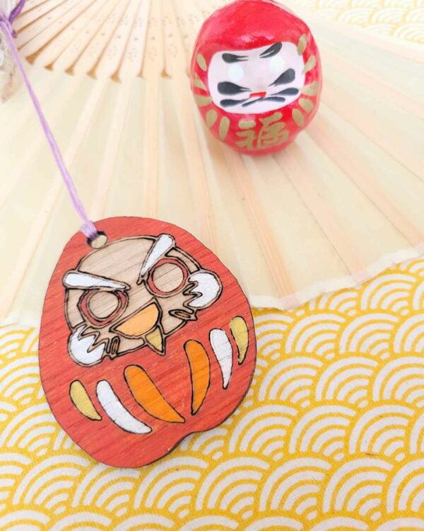 suspension bois Daruma espiègle rouge 1