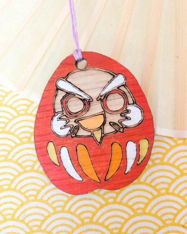suspension bois Daruma espiègle rouge 1-2