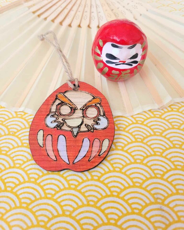 suspension bois Daruma espiègle rouge 2