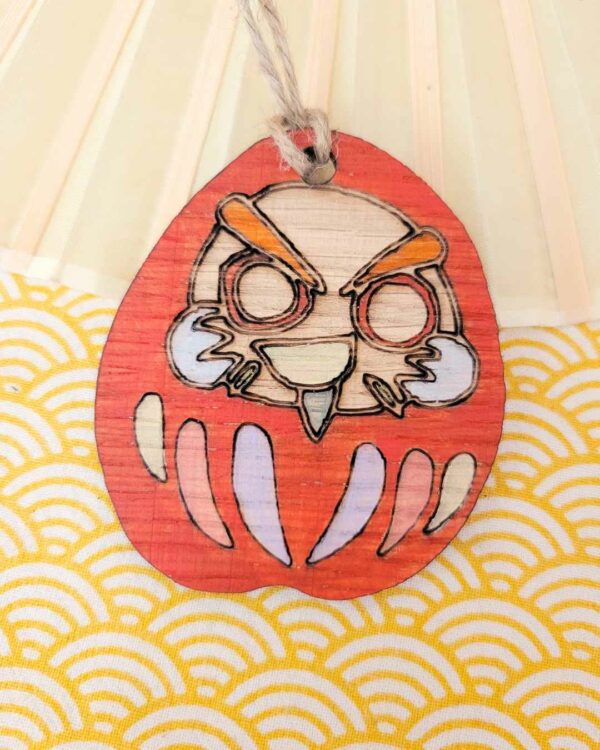 suspension bois Daruma espiègle rouge 2-2