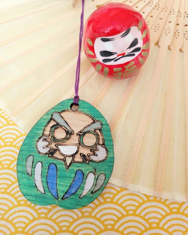 suspension bois Daruma espiègle vert 1