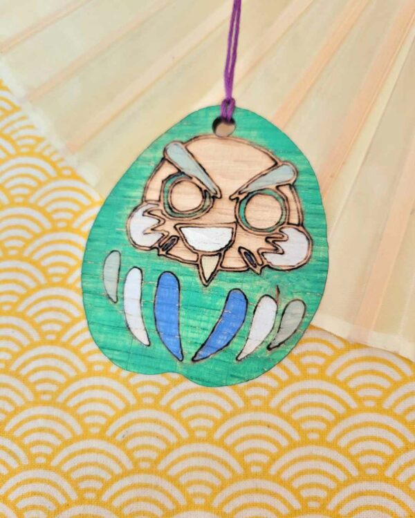 suspension bois Daruma espiègle vert 1-2