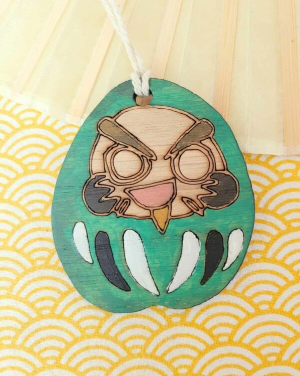 suspension bois Daruma espiègle vert 3-2