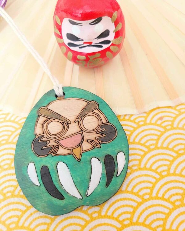suspension bois Daruma espiègle vert 3