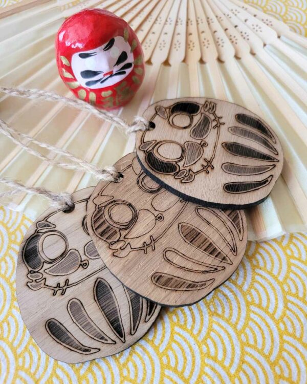 Suspensions bois Daruma gravé doux 1