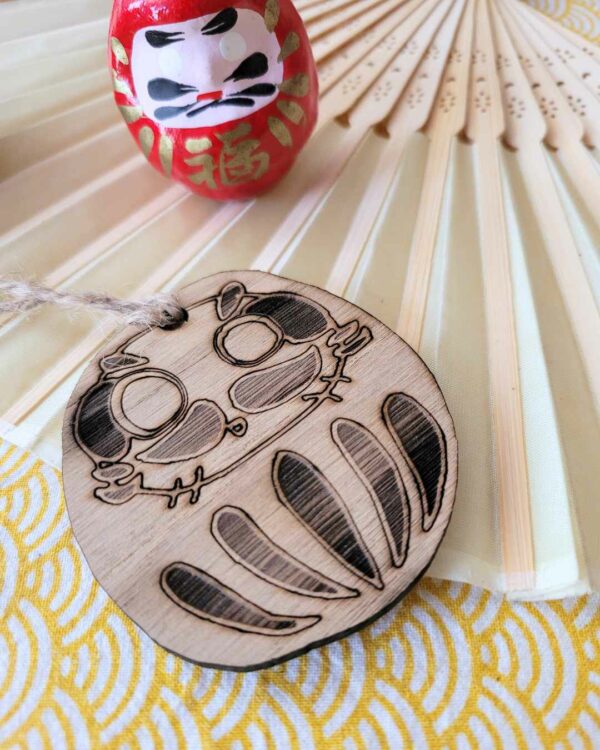 Suspensions bois Daruma gravé doux 3