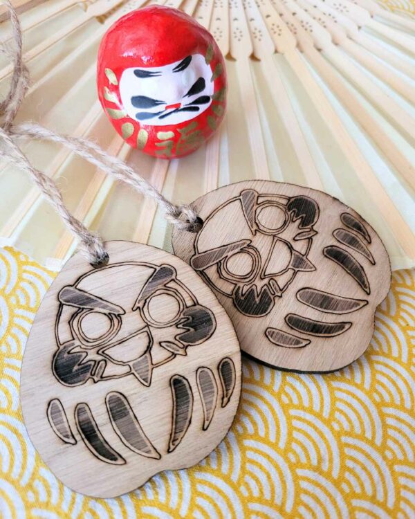 Suspensions bois Daruma gravé espiègle 1