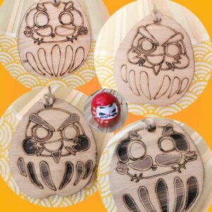 petites suspensions bois Daruma gravés et à peindre