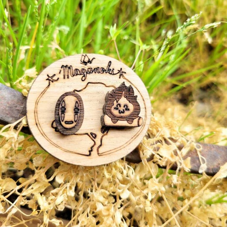 boucles d'oreilles en bois - kaonashi et calcifer 1