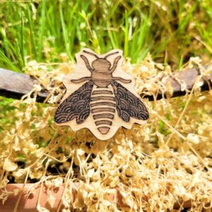 broche en bois - abeille