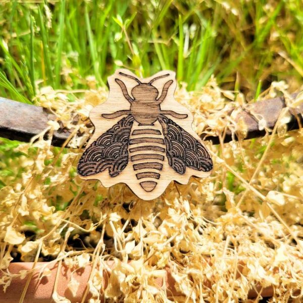 broche en bois - abeille