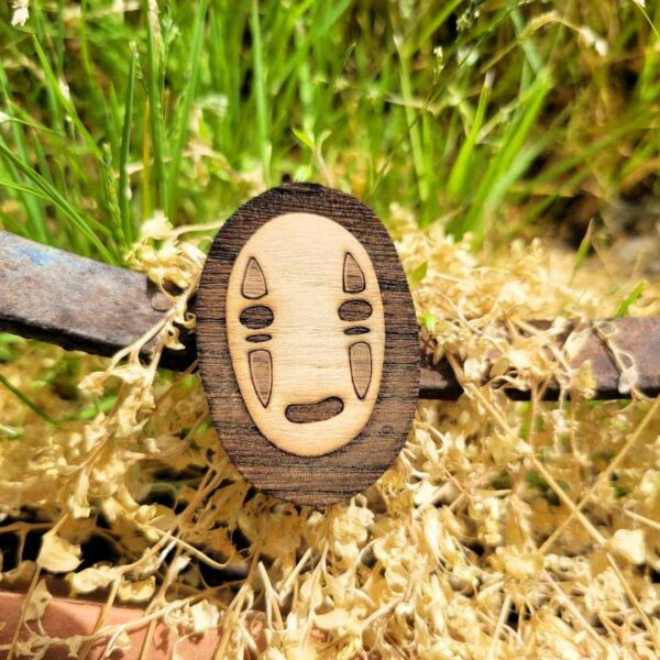 broche en bois - kaonashi - chihiro