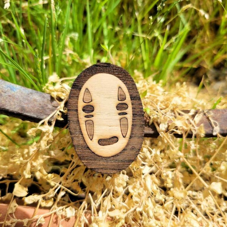 broche en bois - kaonashi - chihiro