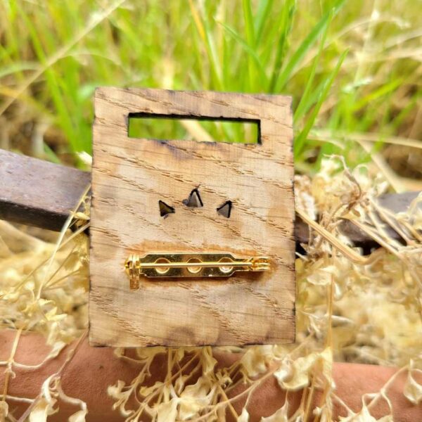 broche en bois - zelda - tablette sheika dos