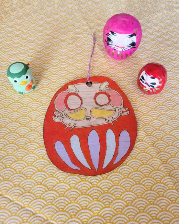 suspension bois grand daruma doux rouge 1