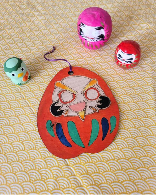 suspension bois grand daruma espiègle rouge 1