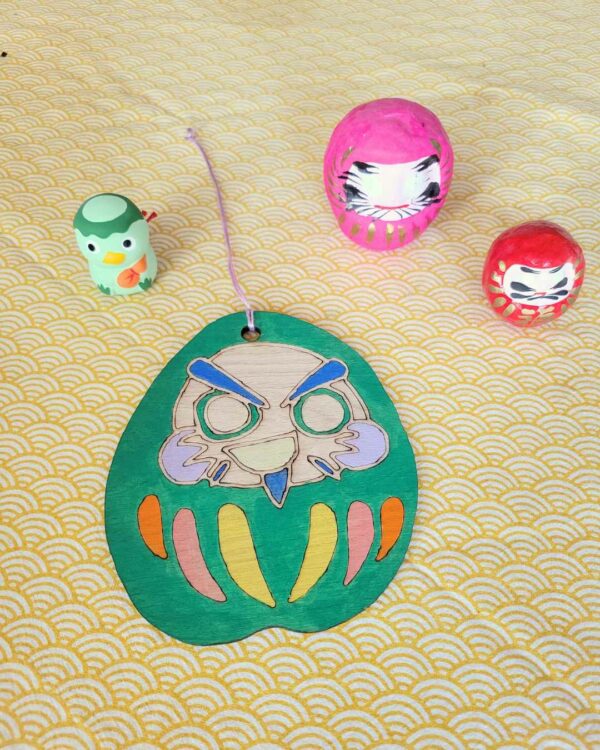 suspension bois grand daruma espiègle vert 1