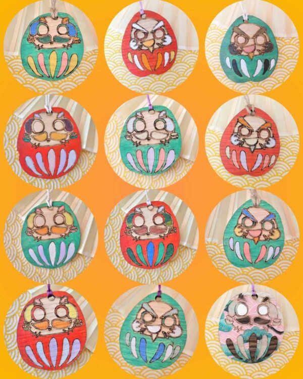 petites suspensions bois Daruma peints