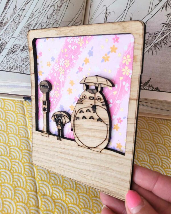 cadre en bois Totoro pluie de sakura 2