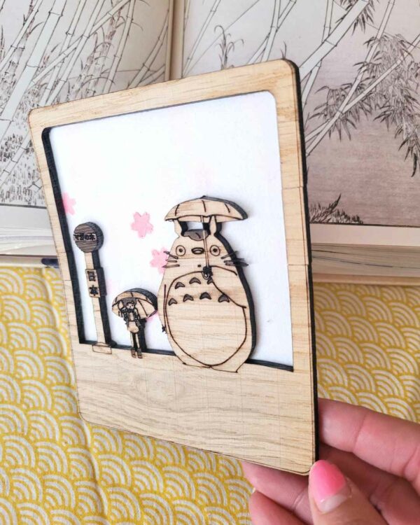 cadre en bois Totoro pluie de sakura 2