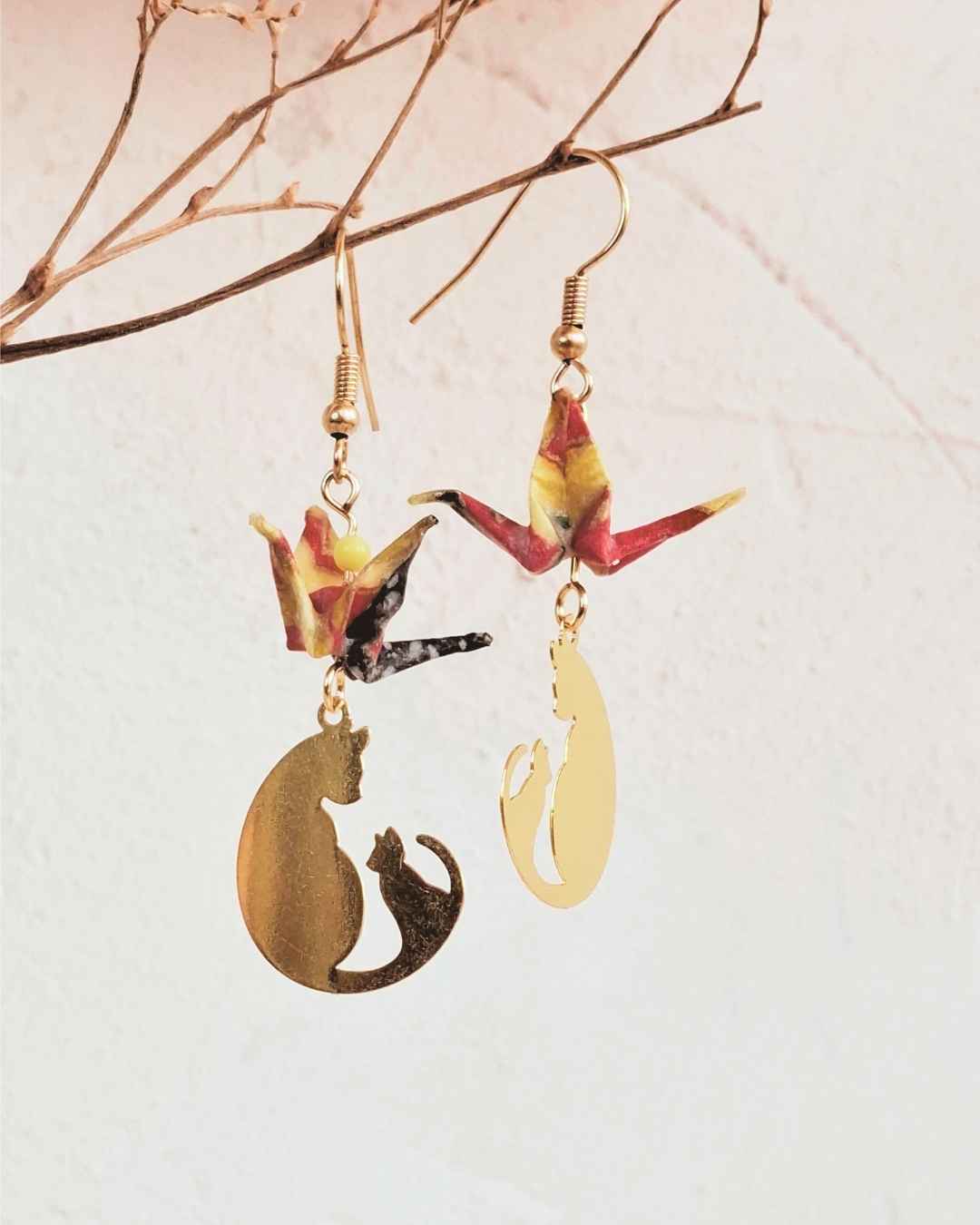 boucles d'oreilles origami grue sur des chats