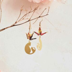 boucles d'oreilles origami grue sur des chats