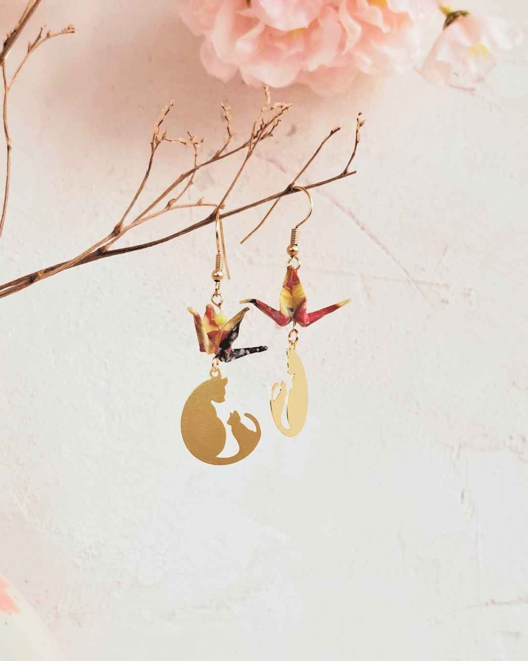 boucles d'oreilles origami grue sur des chats