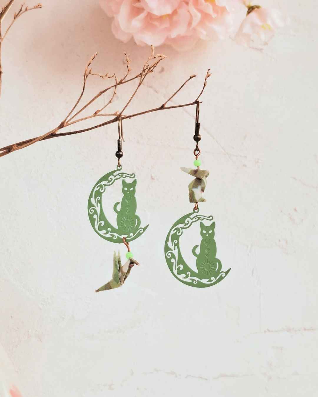 boucles d'oreilles origami lapins et colombe sur chats mystiques