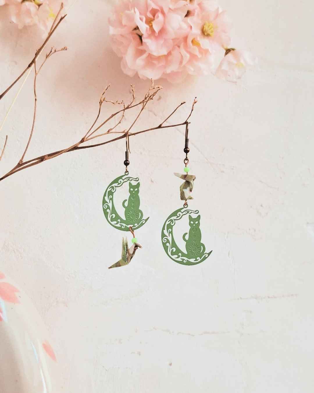 boucles d'oreilles origami lapins et colombe sur chats mystiques