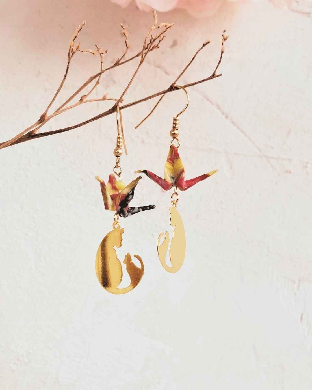 boucles d'oreilles origami grue sur des chats