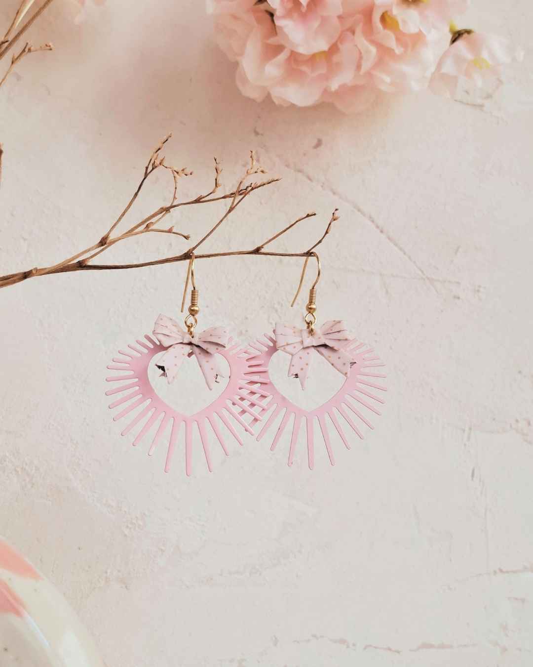 boucles d'oreilles origami : petits nœuds dans un cœur illuminé