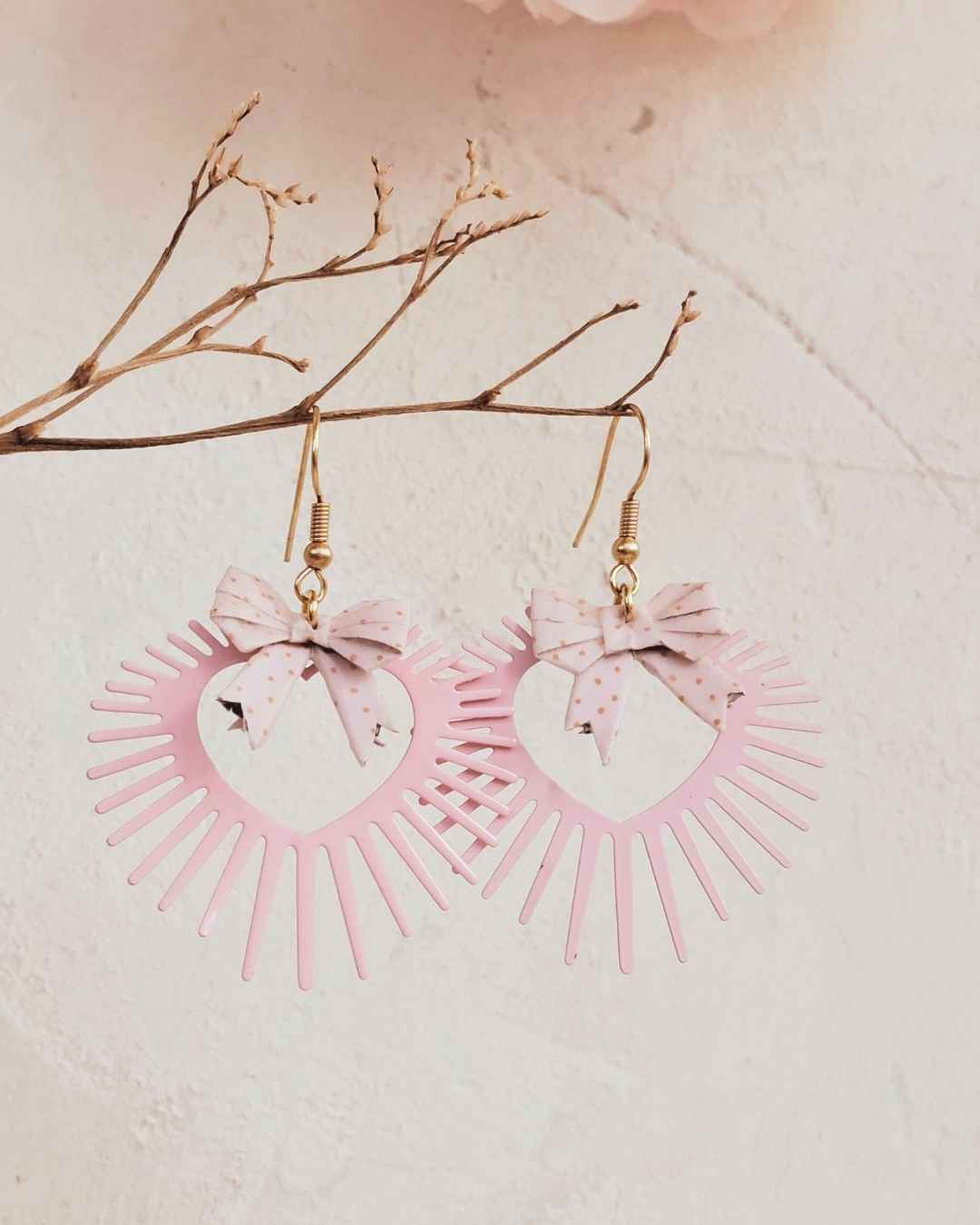 boucles d'oreilles origami : petits nœuds dans un cœur illuminé