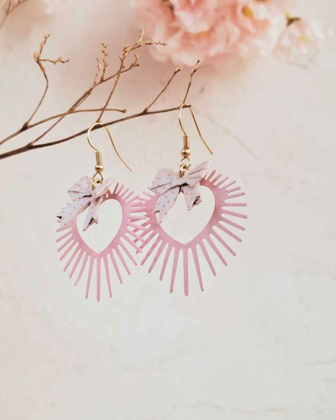boucles d'oreilles origami : petits nœuds dans un cœur illuminé
