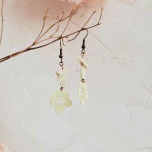 boucles d'oreilles origami : lapin blanc sur hibiscus